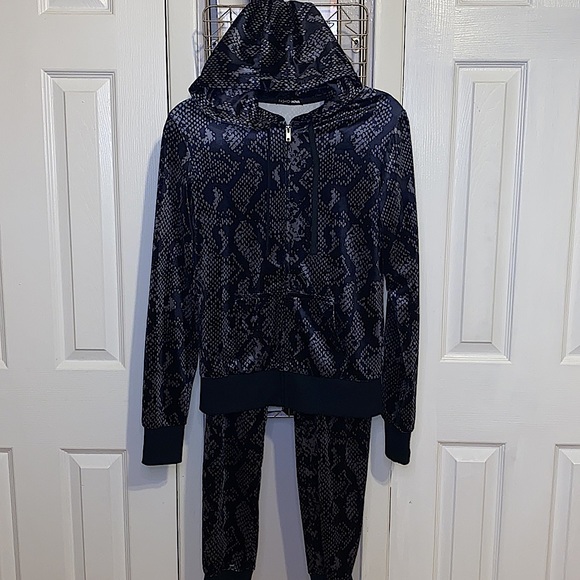 Gray & Black Snake Print Velour Set | Feminine & Trendy | Great for Trav… - Picture 5 of 7